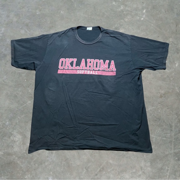 ☀️ Oklahoma Sooners Softball Graphic Tee Mens Size XXL Black/Red - Picture 1 of 5